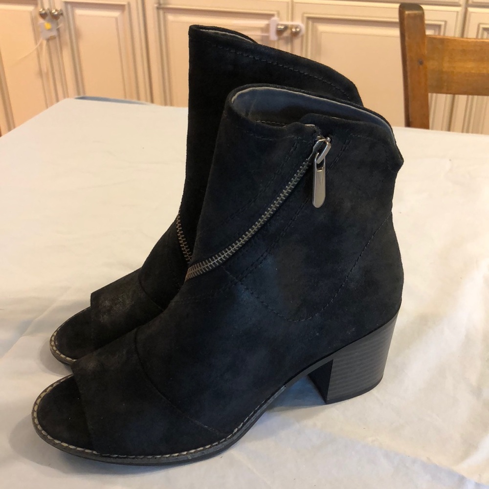 Peep toe booties 👢